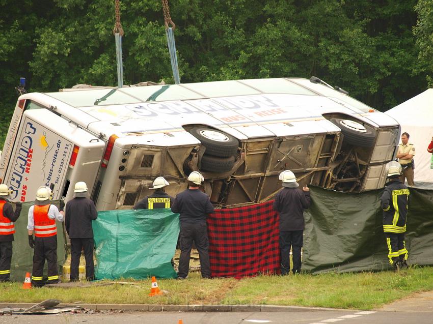 Schwerer Unfall mit Reisebus Lohmar Donrather Dreieck P448.JPG